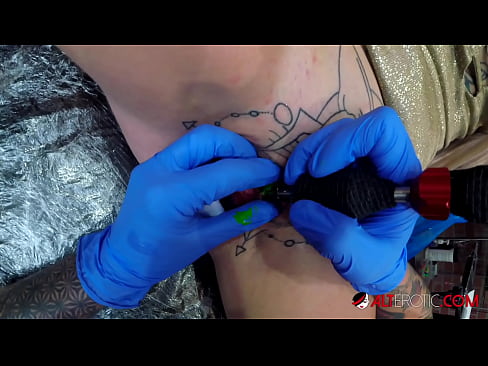 ❤️ Extreem getatoeëerde hottie Sully Savage kreeg een tatoeage op haar clitoris ❤ Beautiful porno at nl.tube-sexer-com.ru ❌